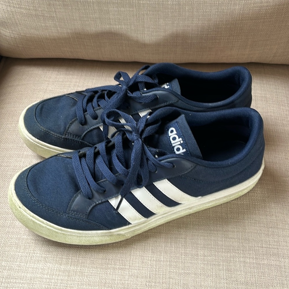 Men’s Adidas size 9 Sneakers in Blue/Navy